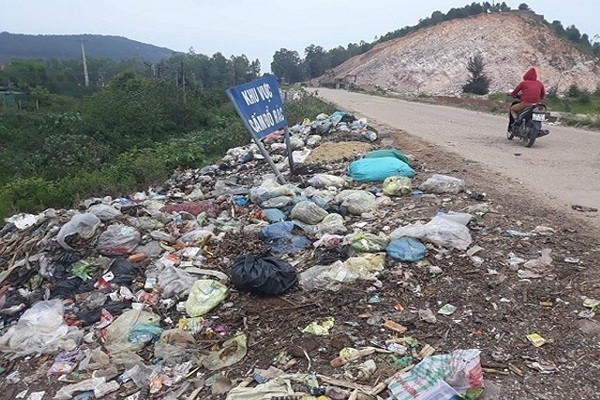 Phạt từ 3- 5 triệu đồng hành vi vứt, thải, bỏ rác thải sinh hoạt không đúng nơi quy định.