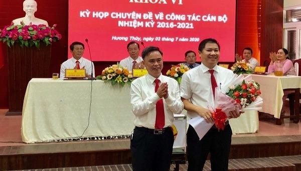 Ông Nguyễn Thanh Minh (bên phải) giữ chức vụ Chủ tịch UBND thị xã Hương Thủy (tỉnh TT- Huế) nhiệm kỳ 2016-2021.
