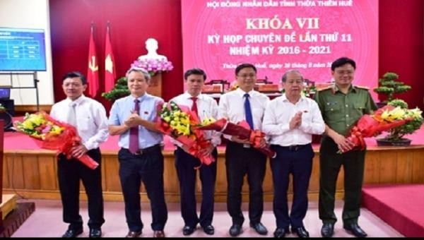 Lãnh đạo tỉnh tặng hoa chúc mừng tân Phó Chủ tịch UBND tỉnh ông Nguyễn Thanh Bình (người đứng thứ 3, bên phải qua) và các Ủy viên UBND tỉnh TT- Huế vừa được bầu bổ sung.