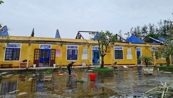 Trường tiểu học Phú Thuận bị tốc mái sau bão số 13