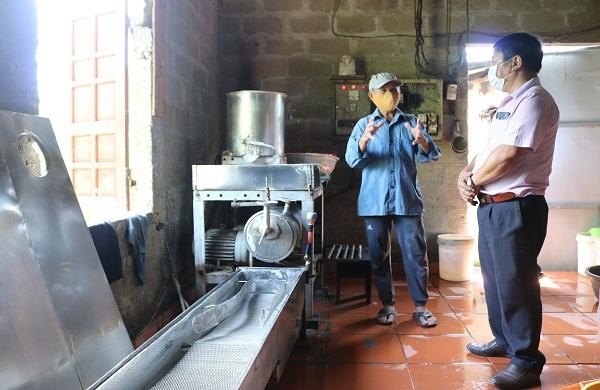 Với số tiền vay từ NHCSXH huyện Phong Điền, ông Đỗ Văn Cườm (thôn An Lỗ, xã Phong Hiền) đã đầu tư máy làm bún, tạo công an việc làm cho các lao động trong gia đình và mang lại nguồn thu nhập ổn định.