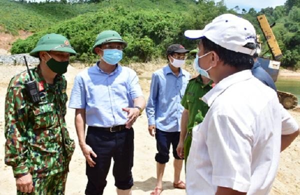 Phó Chủ tịch UBND tỉnh Thừa Thiên Huế Hoàng Hải Minh chỉ đạo công tác tìm kiếm tại hiện trường.