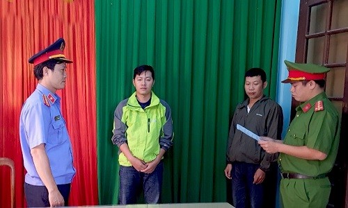 Cơ quan Công an đọc lệnh bắt tạm giam Nguyễn Xuân Anh Dũng (thứ hai từ trái sang).
