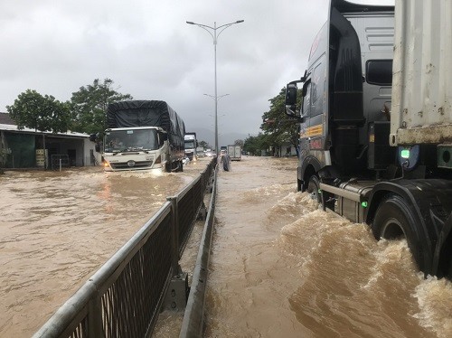 Mưa lớn gây ngập Quốc lộ 1 đoạn qua xã Lộc Trì, huyện Phú Lộc. (Ảnh: Ng. Khánh)