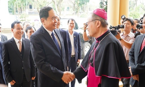 Phó Chủ tịch Thường trực Quốc hội Trần Thanh Mẫn chúc mừng Đức Tổng Giám mục Nguyễn Chí Linh, Tổng Giám mục Tổng Giáo phận Huế