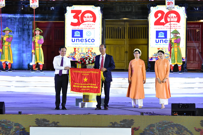 Phó Thủ tướng Chính phủ Trần Lưu Quang trao cờ thi đua cho Trung tâm Bảo tồn Di tích Cố đô Huế