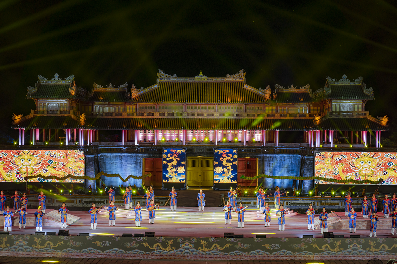 Năm 2003, Nhã nhạc – Âm nhạc cung đình Việt Nam cũng được UNESCO ghi tên vào danh mục các Kiệt tác văn hóa Phi vật thể và truyền khẩu của nhân loại
