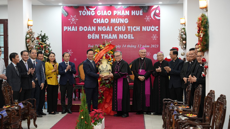Chủ tịch nước Võ Văn Thưởng chúc mừng Tổng Giám mục Giuse Nguyễn Chí Linh, Tổng Giám mục Tổng Giáo phận Huế.