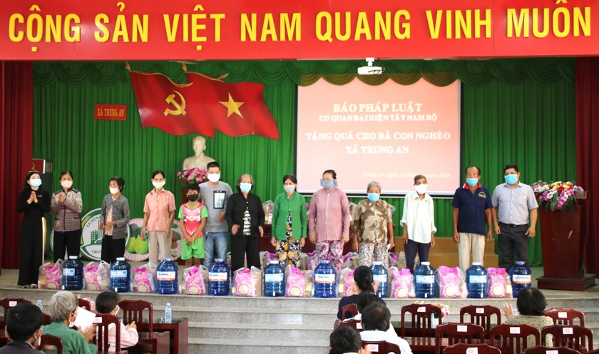 Đại diện Văn phòng Báo Pháp luật Việt Nam trao tặng quà cho các hộ phụ nữ khó khăn trên địa bàn