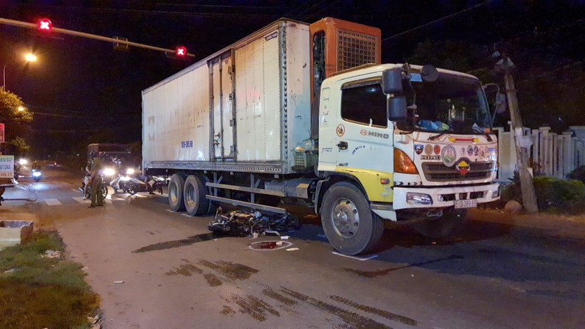 Tiền Giang: Xe tải va chạm xe máy trên QL50, 1 người đàn ông bị thương nặng