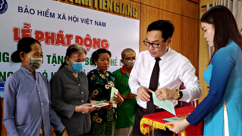 Trao tặng sổ BHXH và BHYT cho người dân có hoàn cảnh khó khăn tại Tiền Giang