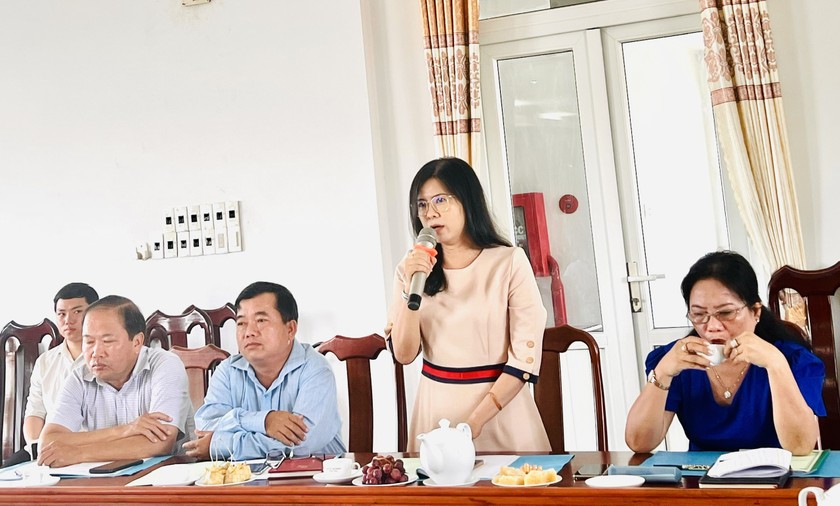 Bà Hồ Thị Kim Duyên, Trưởng phòng Tư pháp Tri Tôn phát biểu tại buổi làm việc