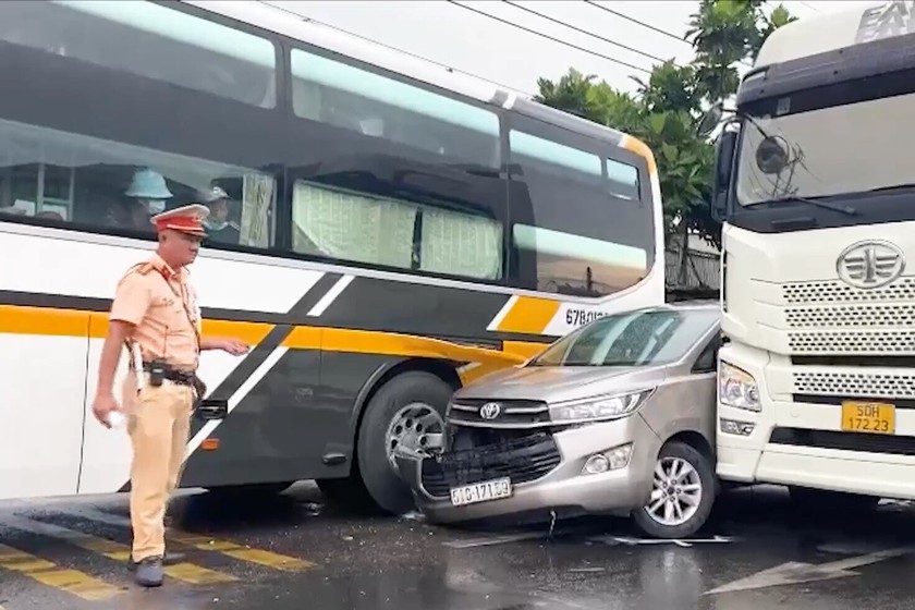 Công an Tiền Giang dùng xe khách và xe container chặn bắt ô tô chở nhóm trộm xe