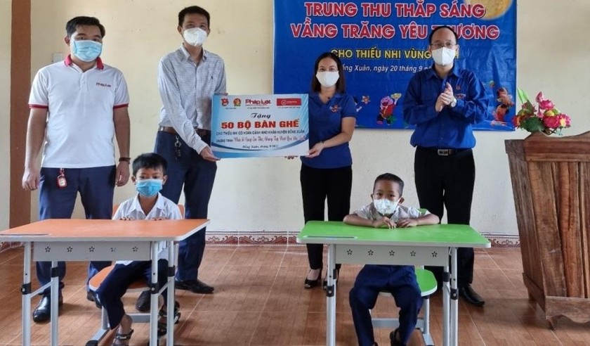 Trao tặng 50 bộ bàn ghế cho học sinh khó khăn ở xã Xuân Quang 1.