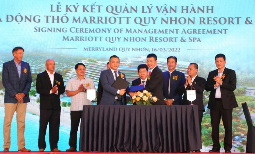 Đại diện Tập đoàn Hưng Thịnh và Tập đoàn Marriott International ký kết quản lý vận hành Marriott Quy Nhon Resort & Spa.