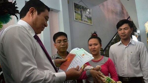 Hoạt động trao giấy khai sinh tại nhà ở Đà Nẵng