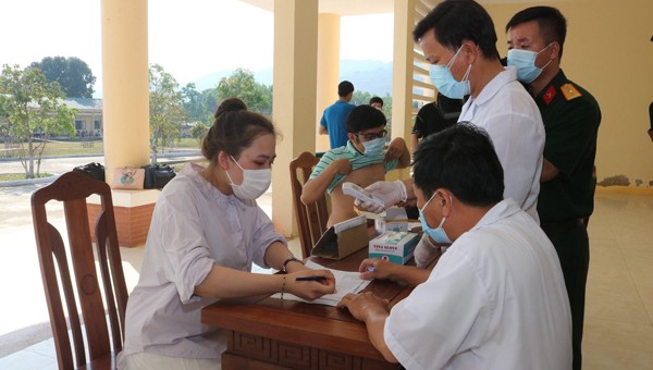 Thăm khám sức khỏe của những người trong diện cách lý theo quy định tại Trung tâm huấn luyện Đồng Xanh Đồng Nghệ, Đà Nẵng.