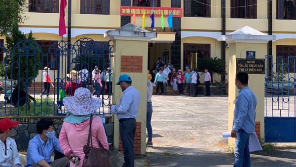Người dân đến TAND huyện Điện Bàn (Quảng Nam) mới đây để nộp đơn liên quan vụ việc tranh chấp của 2 công ty BĐS