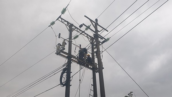 Bão số 13 khiến hơn 411.000 khách hàng 6 tỉnh thành mất điện