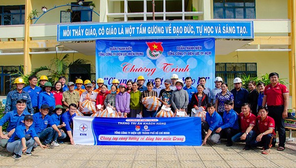 Đoàn công tác EVNCPC triển khai chương trình Chung tay vượt qua bão lũ tại Quảng Ngãi.