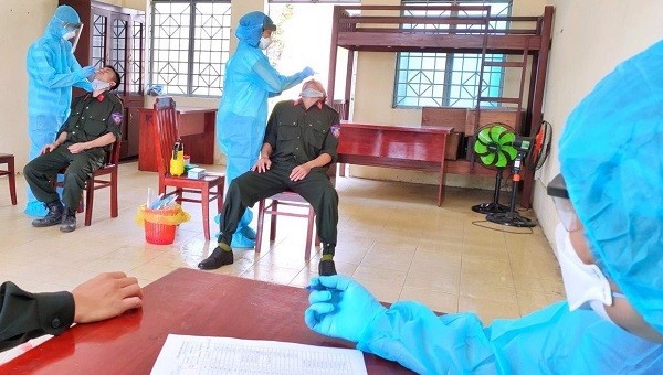 Bệnh viện 199 (Đà Nẵng) lấy mẫu xét nghiệm cho 39 cán bộ chiến sỹ thuộc Tiểu đoàn cảnh sát đặc nhiệm số 3.