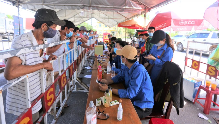 Khai báo y tế tại chốt kiểm soát dịch COVID-19 tại cửa ngõ Đà Nẵng.
