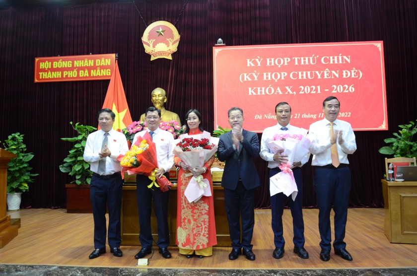 Lãnh đạo TP Đà Nẵng tặng hoa chúc mừng ông Trần Phước Sơn (thứ 2 bên trái), bà Nguyễn Thị Anh Thi và ông Phạm Nam Sơn (thứ 2 bên phải) nhận nhiệm vụ mới. 