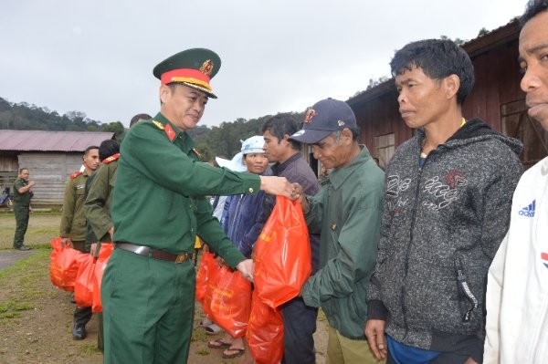 Đại diện đoàn công tác tỉnh Quảng Nam trao tặng quà cho Nhân dân huyện Đắc Chưng (Lào).