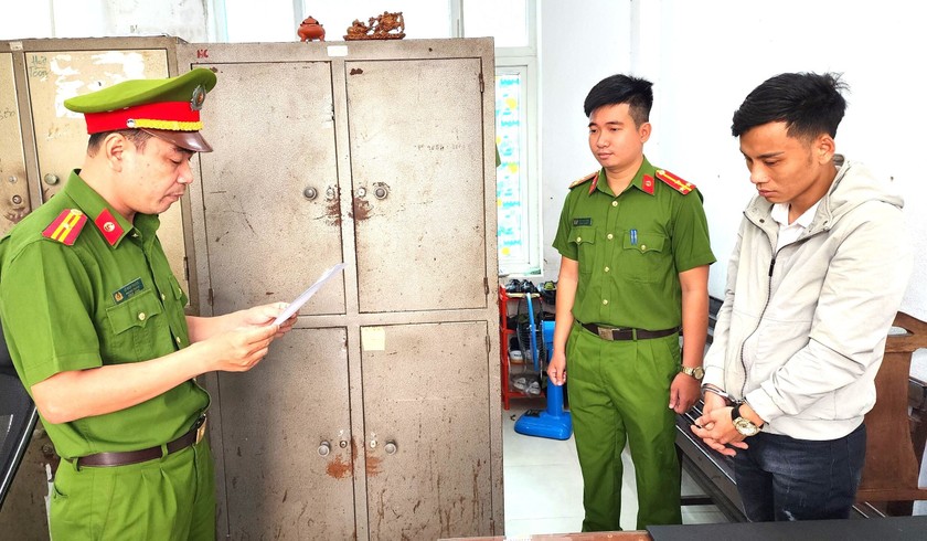 Cảnh sát đọc quyết định khởi tố bị can, bắt tạm giam Huỳnh Bùi Hậu Anh. Ảnh: C.A
