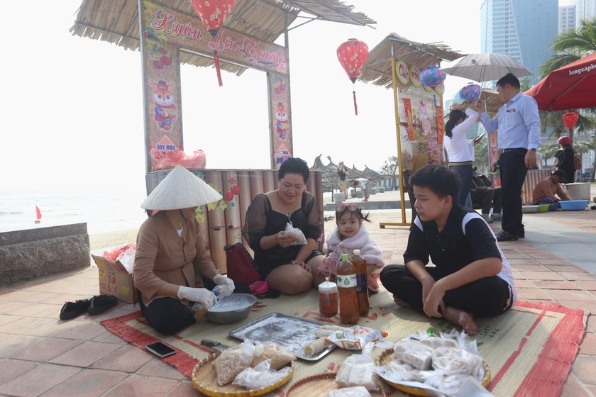 Du khách nước ngoài hào hứng trải nghiệm Tết Việt bên bờ biển Đà Nẵng ảnh 5