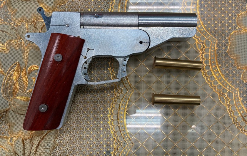 Khẩu súng tự chế và đạn được phát hiện trong kiện hàng hành khách gửi ra Hà Nội.