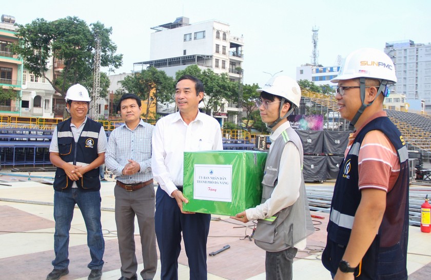 Chủ tịch UBND TP Đà Nẵng Lê Trung Chinh đã có chuyến khảo sát, thăm hỏi và động viên đội ngũ xây dựng sân khấu DIFF 2023.