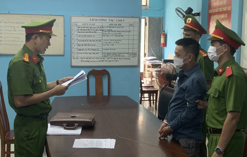 Cảnh sát đọc lệnh bắt tạm giam bị can Đặng Kiều Phong. Ảnh: C.A 