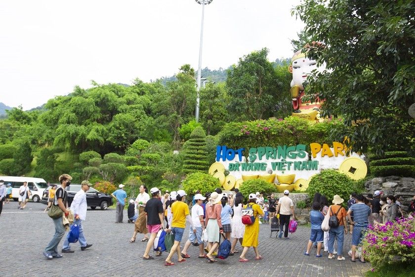 Công viên suối khoáng nóng Núi Thần Tài đón hơn 20.000 lượt khách trong kỳ nghỉ lễ 2/9.
