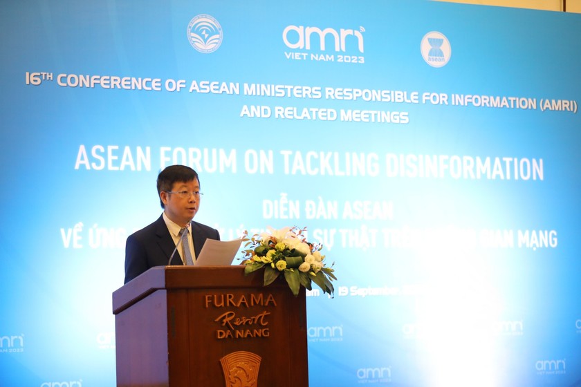 Thứ trưởng Bộ Thông tin và Truyền thông Nguyễn Thanh Lâm phát biểu khai mạc diễn đàn ứng phó tin giả tại Đà Nẵng.