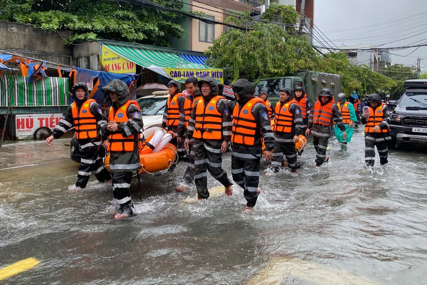 Lực lượng công an sẵn sàng hỗ trợ người dân vùng ngập lụt ở Đà Nẵng sơ tán.
