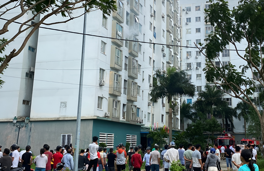 Người dân Chung cư 12T5 tháo chạy khỏi tòa nhà.