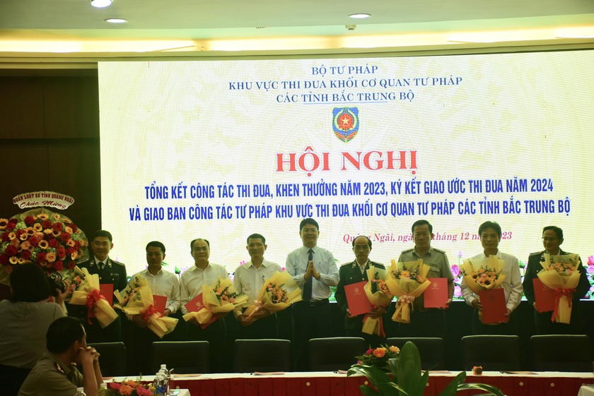 Thứ trưởng Nguyễn Thanh Tịnh tặng hoa cho đại diện lãnh đạo Sở Tư pháp, Cục Thi hành án dân sự 8 tỉnh thuộc Khu vực thi đua