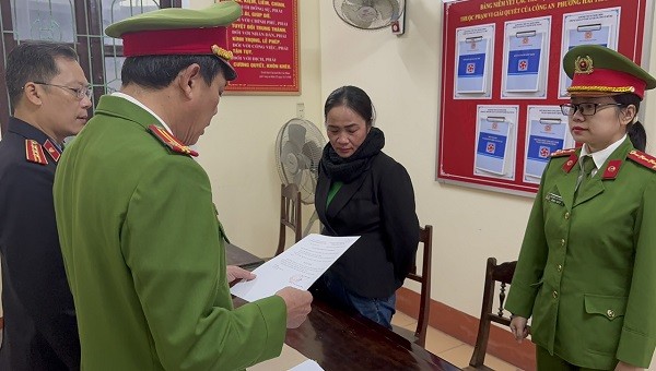 Cơ quan CSĐT Công an Quảng Bình tống đạt Quyết định khởi tố bị can đối với Nguyễn Thị Thanh Thảo về tội “Trốn thuế”.