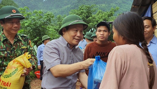 Bí thư Tỉnh ủy Quảng Bình Vũ Đại Thắng tặng quà cho người nghèo tại xã Trường Sơn (tháng 10/2020).