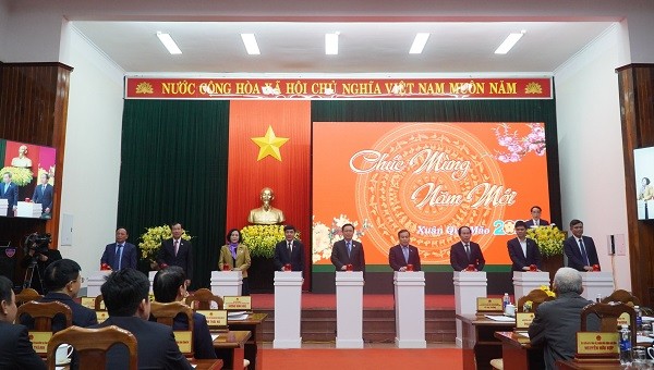 Chủ tịch Quốc hội Vương Đình Huệ và lãnh đạo tỉnh Quảng Bình bấm nút thực hiện nghi lễ khởi công các dự án trọng điểm tại Quảng Bình.