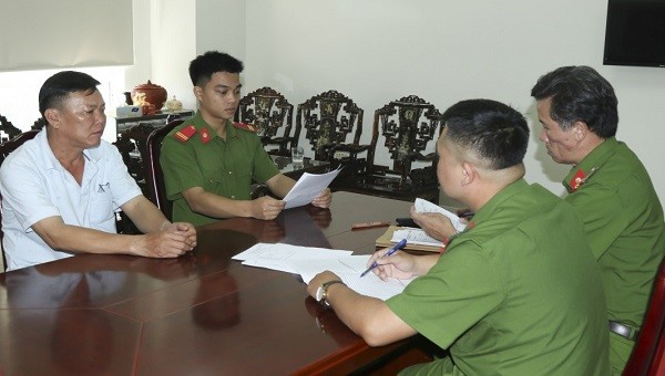 Nguyễn Khắc Ninh đến Phòng Cảnh sát thi hành án hình sự và hỗ trợ tư pháp, Công an tỉnh đầu thú sau hơn 30 năm trốn thi hành án.