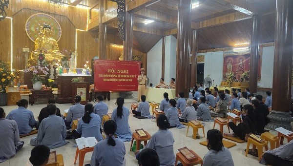 Cán bộ Phòng CSGT Công an tỉnh Quảng Bình, tuyên truyền và phổ biến pháp luật về trật tự ATGT cho tăng ni, phật tử tại Chùa Đại Giác TP Đồng Hới tối ngày 15/8.