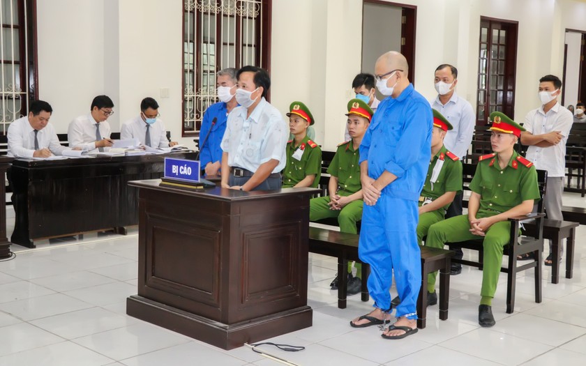 Nguyễn Phạm Huy Hoàng (giữa) cùng đồng phạm lãnh mức án hơn 37 năm tù (ảnh Công an cung cấp).