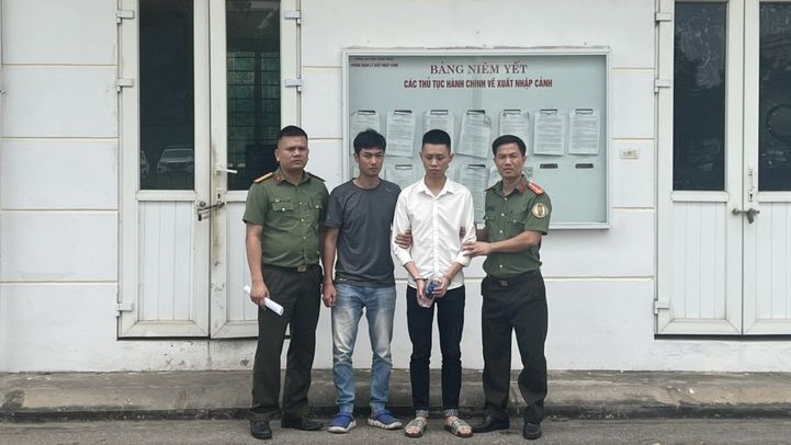 Bùi Trần Hưng (áo trắng) trong diện truy nã đã bị bắt giữ khi đi làm hộ chiếu. Ảnh: CA Vĩnh Phúc.