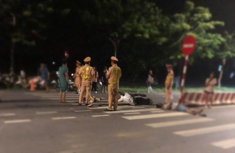 Công an huyện Yên Lạc đang tiến hành tạm giữ 2 thanh niên tông xe vào CSGT.