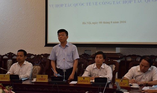Bộ trưởng Lê Thành Long phát biểu trong  buổi làm việc với Vụ Hợp tác quốc tế .