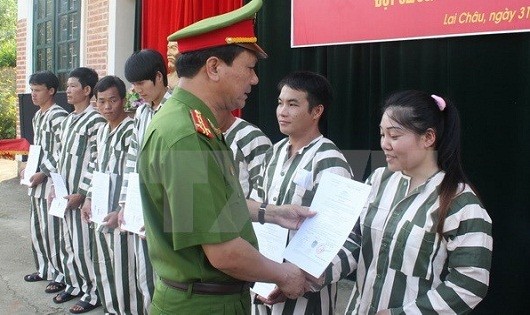 Lãnh đạo Công an tỉnh Lai Châu trao quyết định đặc xá cho các phạm nhân năm 2015. Ảnh: Nguyễn Duy/TTXVN