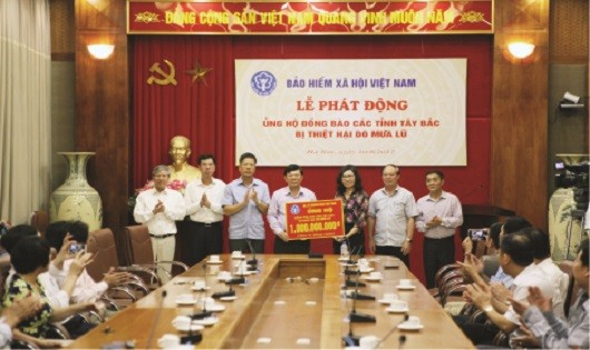 Thứ trưởng, Tổng Giám đốc Bảo hiểm Xã hội Nguyễn Thị Minh trao tặng số tiền 1 tỷ đồng ủng hộ đồng bào các tỉnh Tây Bắc.