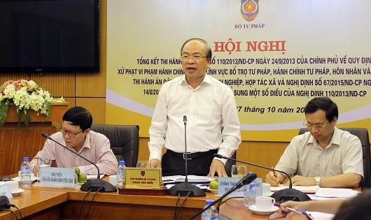 Thiếu tướng Phạm Lâm Hồng (thứ hai bên phải) kiểm tra công tác nghiên cứu, ứng dụng KH-CN ở Tổng Cty Ba Son.